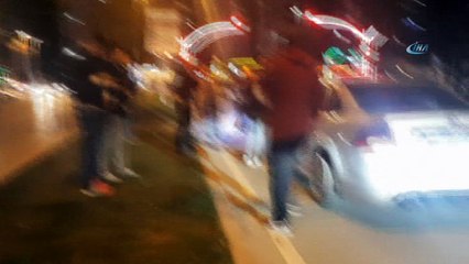 Trafiğin ortasında araçlarından inip kavgaya tutuştular