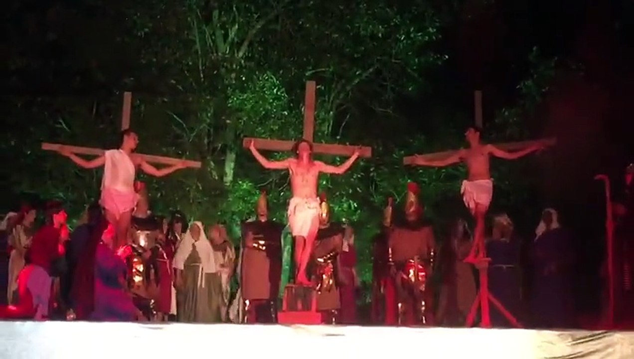 Motoboy se revolta com a morte de Jesus e desce capacetada no soldado romano; Veja vídeo