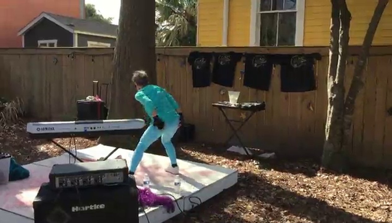 Une femme qui fait une drôle de danse dans un anniversaire d'enfants