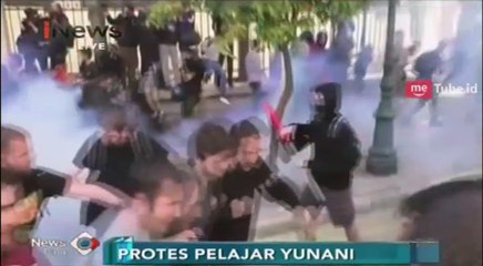 Pelajar dan Guru Bentrok dengan Polisi di Depan Kantor PM di Yunani