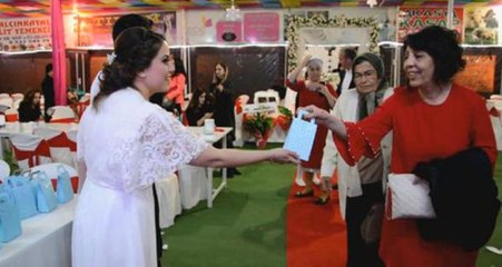 Düğünde Davetlilere Nikah Şekeri Yerine Köpek Maması Dağıttılar