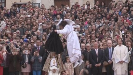 La "bajada del Ángel" anuncia en Peñafiel la Resurrección de Jesús (V)