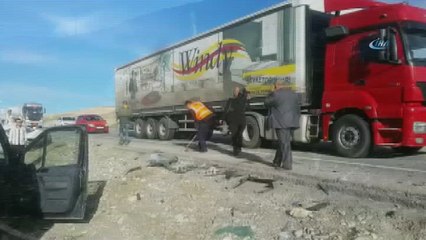 Aşkale’de iki otomobil kafa kafaya çarpıştı: 6 yaralı