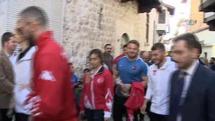 Ünlü sanatçılar Zeytin Dalı Harekatı'na destek vermek için Hatay’da