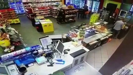 Braqueur Vs Vieille caissière énervée