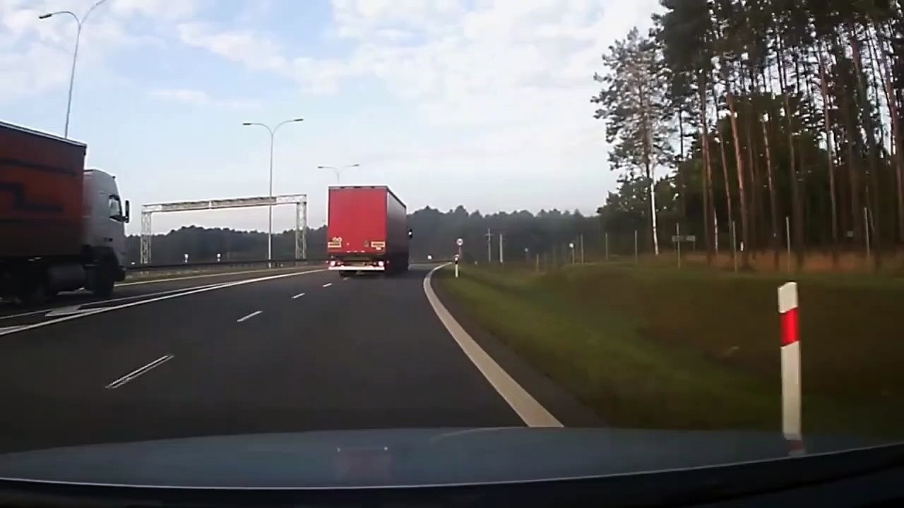 Ce routier va eclater une voiture bien comme il faut