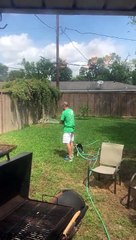 Quand tu arroses le jardin mais que ton chien n'est pas d'accord