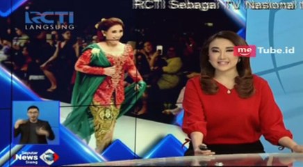 Bagaikan Seorang Model, Menteri Susi Asyik Berjalan Diatas Catwalk