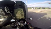 Spectaculaire : 3 voitures se télescopent devant une moto !