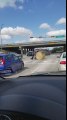 Botte de paille géante : poussée par la police en pleine autoroute !