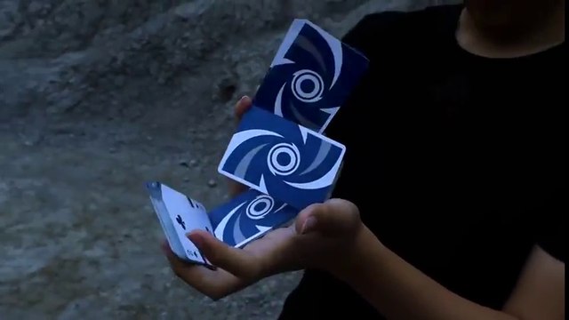 Il joue aux cartes comme vous n'y arriverez jamais...