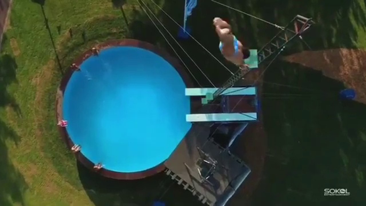 Plongeons spectaculaires  dans une piscine ! Attentions ils sont pros...