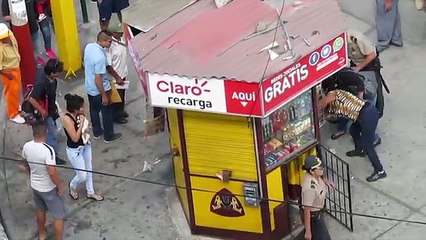 Pitbull sokak köpeğini mahvetti, onlarca kişi ayıramadı