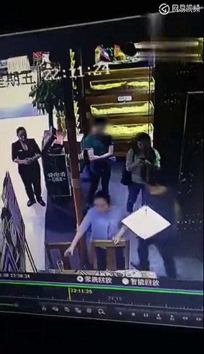 知名餐厅被指沙拉里吃出带血创口贴 店长遭泼饮料