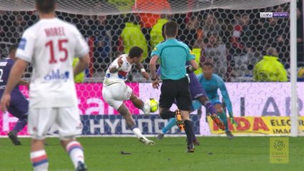 Télécharger la video: Depay opens scoring for Lyon with clinical counter