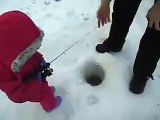 Alaskada Küçük Kız Bebeğin İlk Balık Avı Buz Deliğinden