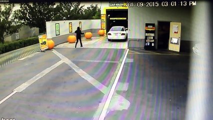 Un fou en voiture détruit une station de lavage