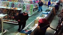 Ce policier américain se tire dans la main en plein magasin... Oups