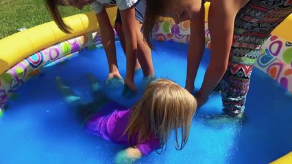 GELLI BAFF WUBBLE BUBBLE WATER BALLOON BATTLE! WHO WILL WIN?!