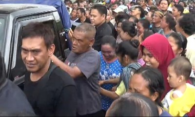 Jokowi Bagikan Bahan Pokok bagi Ribuan Warga Solo