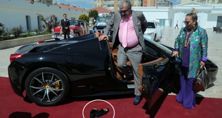 Faik Öztürk, Bindiği Lüsk Arabayı Kirletmemek İçin Ayakkabılarını Çıkardı