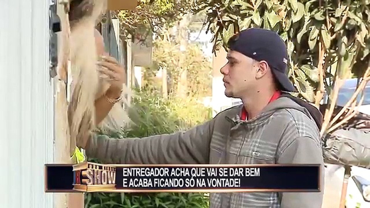 Entregador fica animado com festinha na piscina, mas gatas de biquíni deixam o sujeito a ver navios