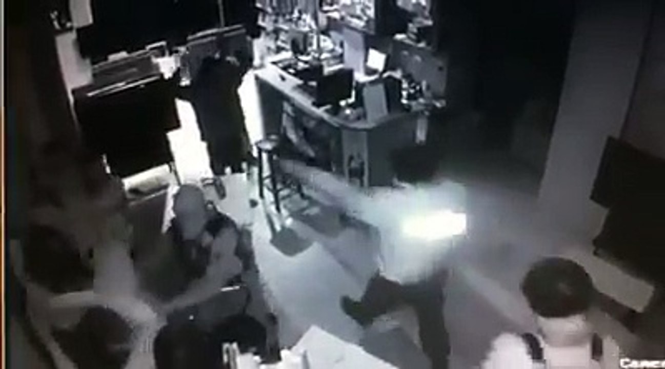 Momenti kur Forcat Speciale terrorizojnë kuksianët në lokal (Video)