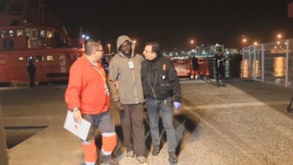 Rescatan a un superviviente del naufragio de una patera con doce inmigrantes