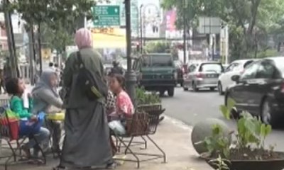 Komunitas Tanpa Batas Belajar di Trotoar Bandung