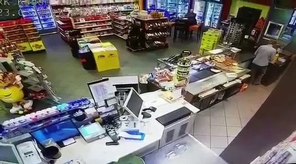 Braquage : Il veut la caisse et elle dit "non" MDR