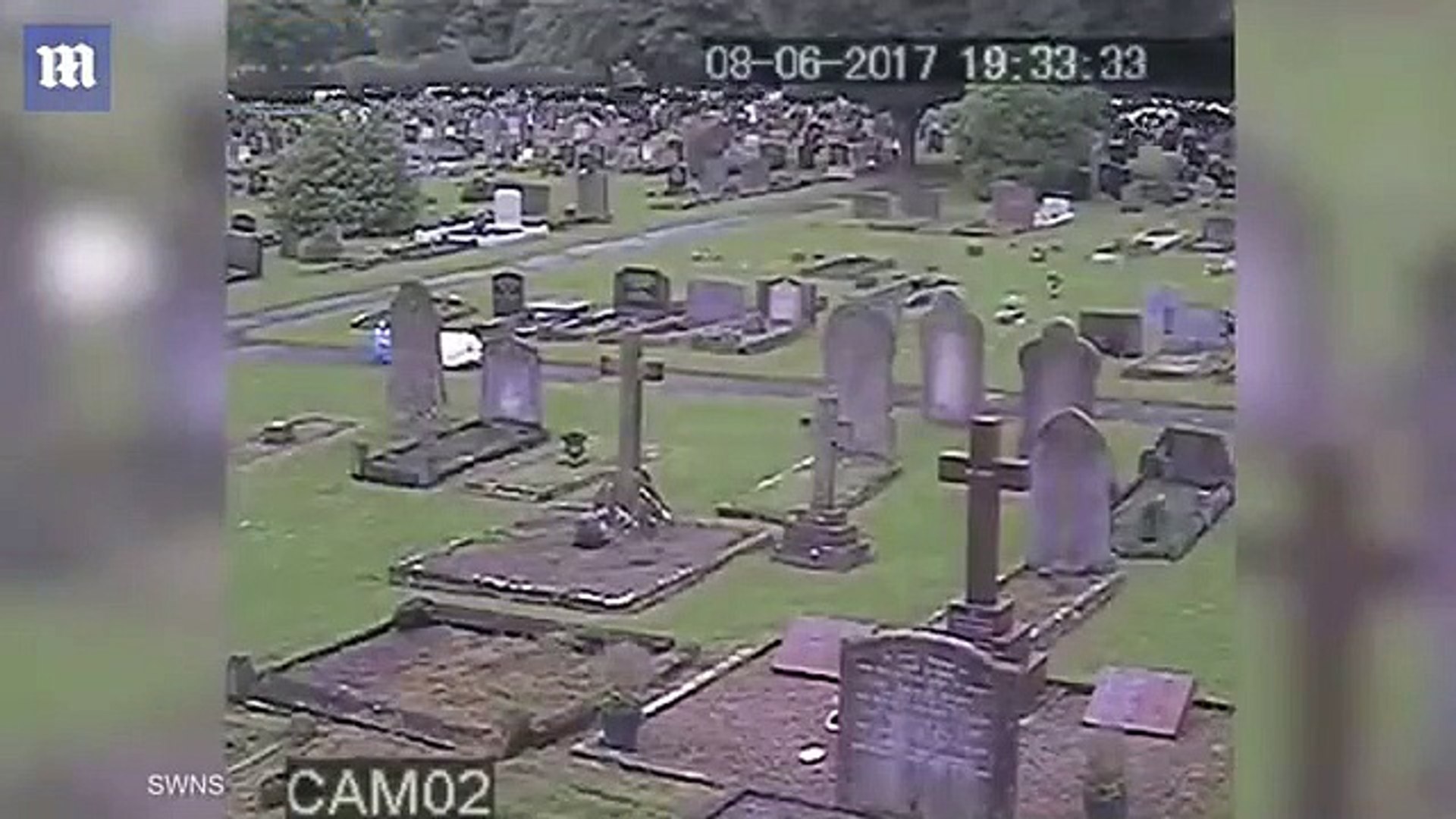 ⁣Radnik na groblju pregledao snimak nadzorne kamere: Nije mogao vjerovati očima šta će se pojaviti na