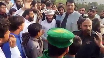 Ameer Muaqam Giving Money To People Who Came in Swat Jalsa Yesterday