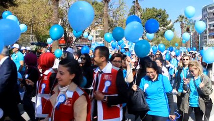 Otizmli öğrencilerden 'Ölürüm Türkiyem' marşı