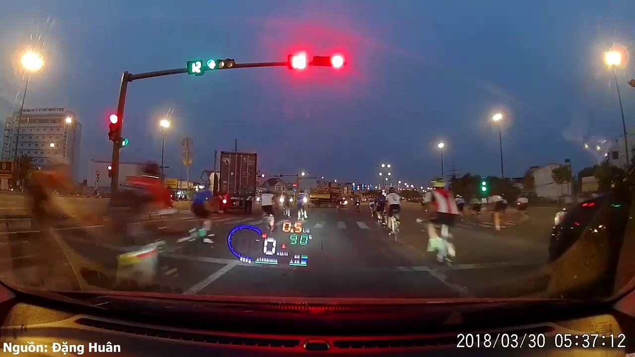 Đoàn xe đạp thể thao vượt đèn đỏ, lao vút vút trên đại lộ khiến CĐM bức xúc