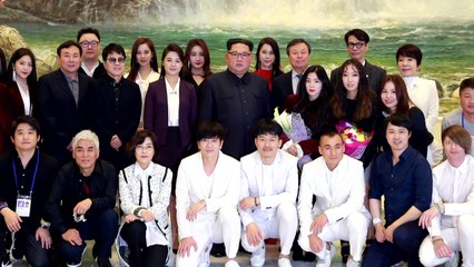 "뒷줄에서 사진 찍은 김정은, 변화의 대목" / YTN