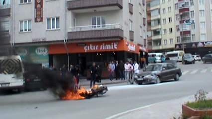 Otomobille çarpışan motosiklet alev alev yandı