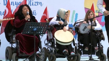 Otizmli gençler hem çaldı hem söyledi