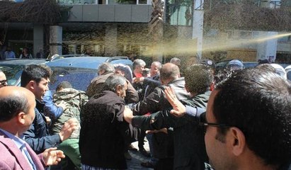 Kaldırılan pazar yeri için eylem yapan esnafa biber gazlı müdahale