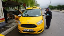 Sakarya'nın Tek Kadın Taksi Şoförü Yollarda Direksiyon Sallıyor