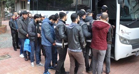 Polisin Şüphelenip Durdurduğu Kamyonetten 71 Kaçak Çıktı
