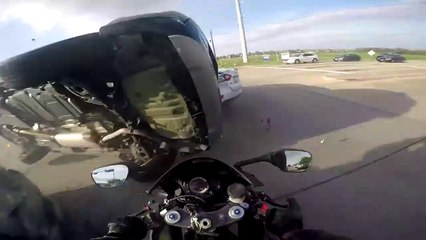 Une voiture grille un feu à un carrefour et percute plusieurs véhicules