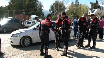 Uyuşturucu ticareti yapanlar beton mikserine çarpınca yakalandılar
