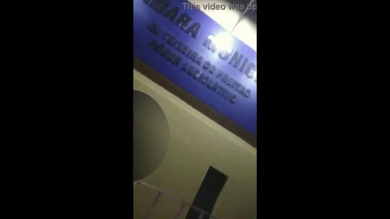 Casal faz vídeo praticando sexo em frente à Câmara e diz estar protestando