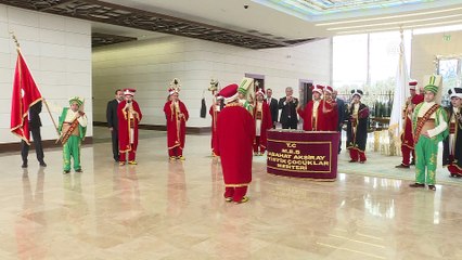 Descargar video: Cumhurbaşkanı Erdoğan'ı Esenboğa Havalimanı'nda Otizmli Özel Sporcular karşıladı - ANKARA