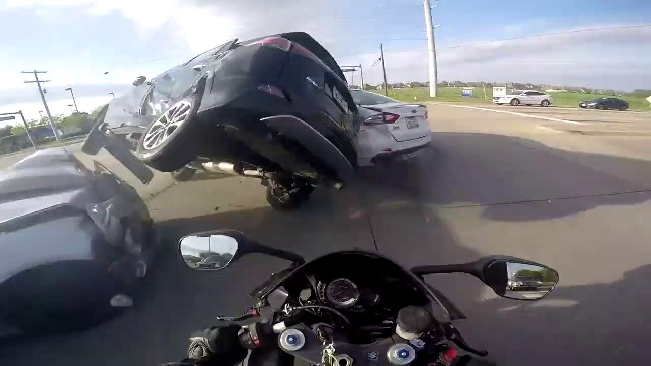 Il grille un feu et emboutit plusieurs véhicules