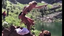 Une fille fait un saut à la corde dans une rivière mais lâche un peu trop tôt