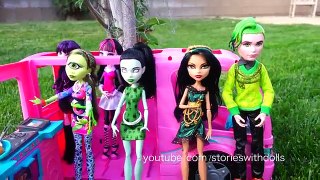 Monster High Toys - Attack of the Titans With Frightfully Tall Dolls Elissabat & Draculaura