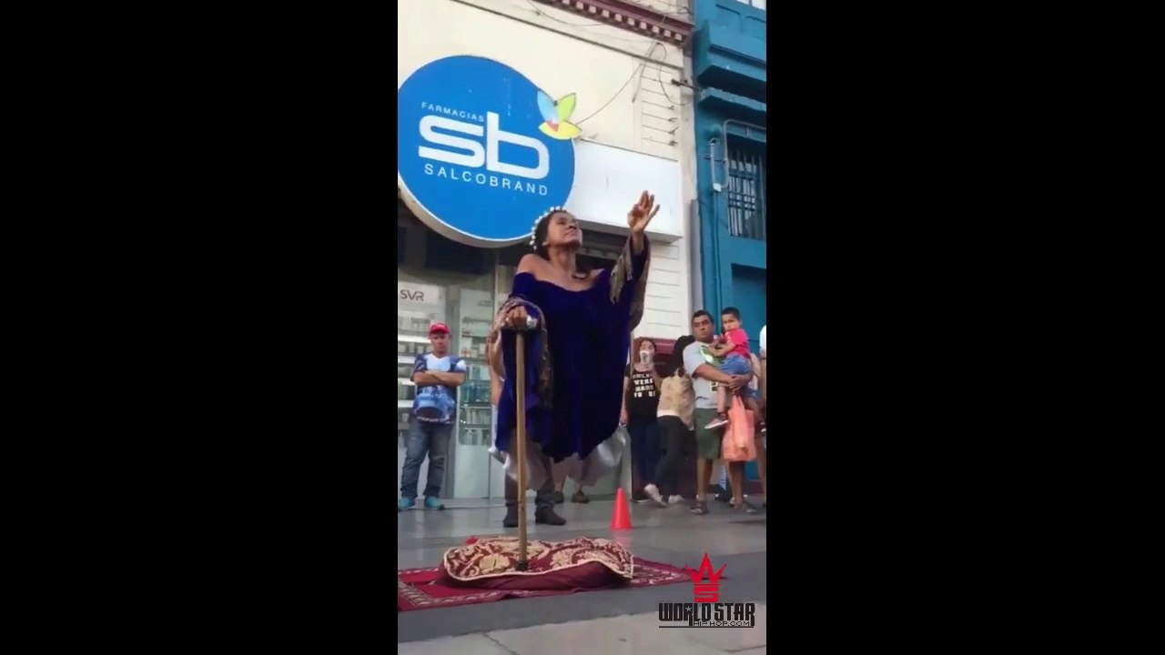 Hallucinant : Une magicienne dans la rue rend tout le monde dingue