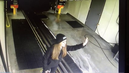 Il entre beaucoup trop vite dans un car wash