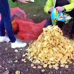 لیز کھانے والے خود اپنی آنکھوں سے دیکھ لیں اِس کی اصلیت